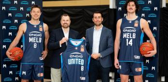 Melbourne United Players with Shannon Hyde 